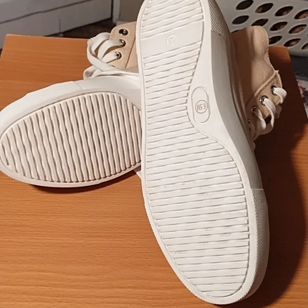 Coconuts by Matisse Tan and White Sneakers Classic High-Top Like New Unisex 6.5. - Picture 6 of 6